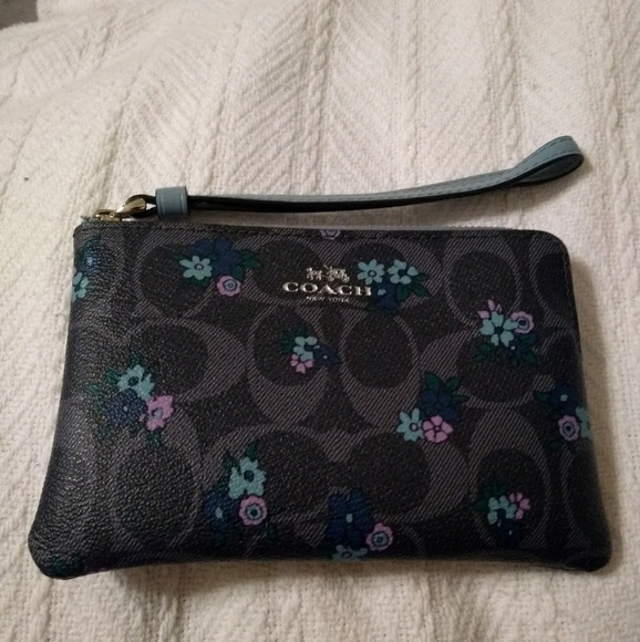 Coach Handbags - Coach Corner Zip Wristlet Coach Handbags - Coach Corner Zip Wristlet
